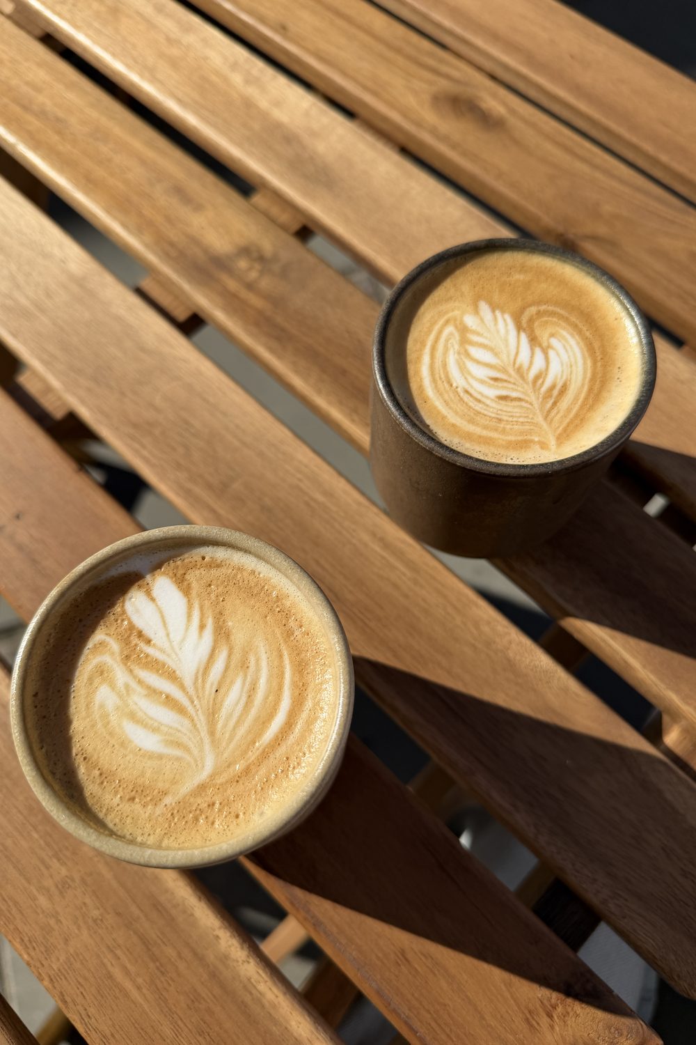 To latte med latte art på et træbord