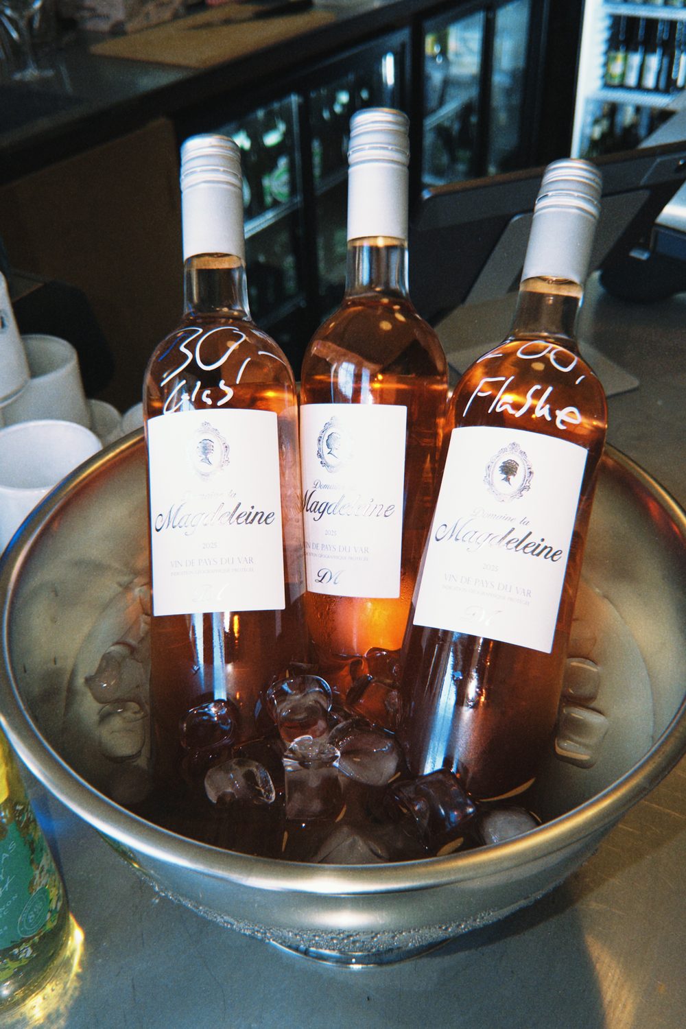 Tre flasker rosé i en spand med is