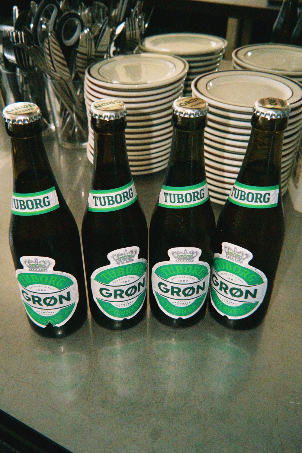 Fire flasker Grøn Tuborg på bardisken