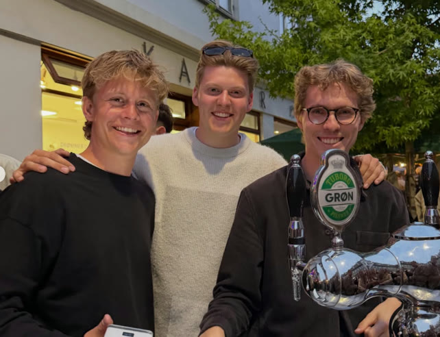 Adam, Jacob og Jacob bag baren ved fadølshanen