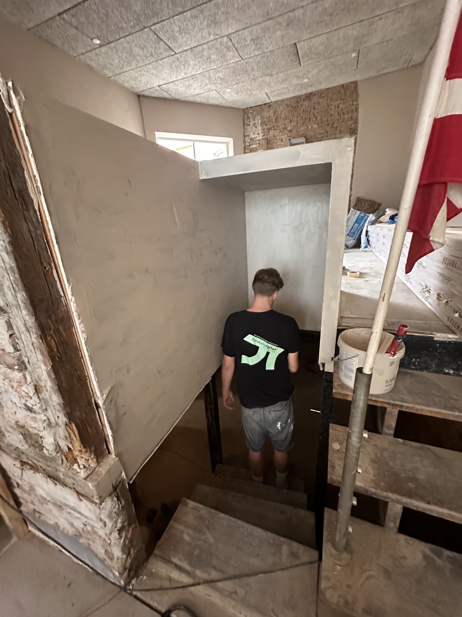 Nypudsede vægge og åbning ned til kældertrappen